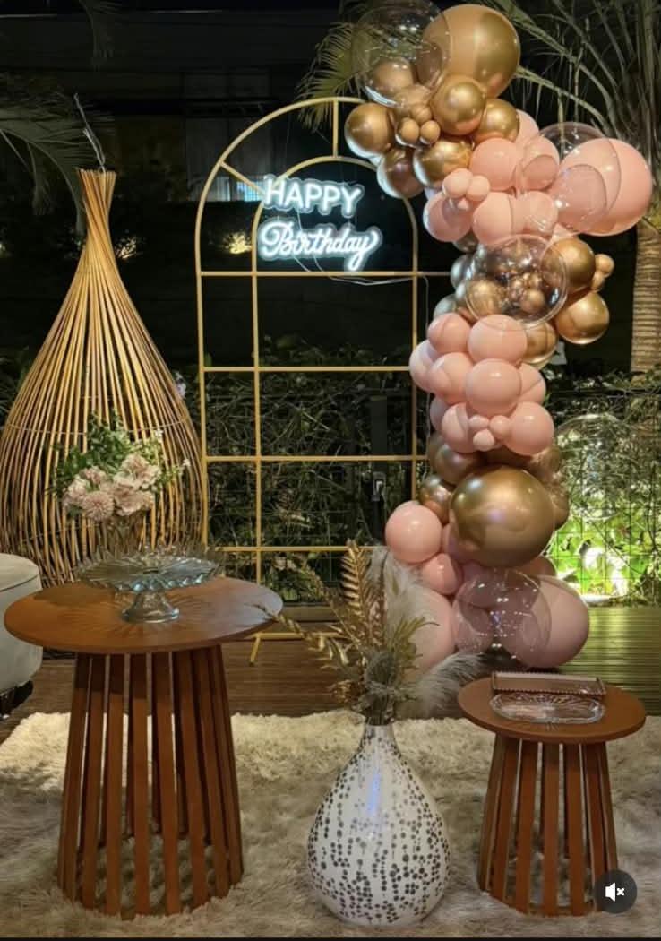 Arco de balões rosé e dourado com letreiro Happy Birthday, composição decorativa da Boutique dos Balões